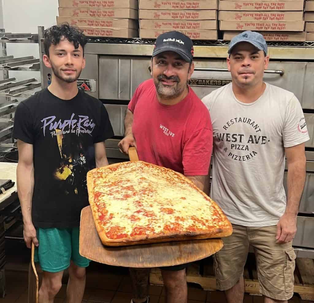 Se ve exquisita esa pizza recién salida del horno de Mario Cárdenas en Saratoga, New York. Aquí junto a su hijo (Fotografía FB Mario Cárdenas) – SoyMigrante.com REVISTA