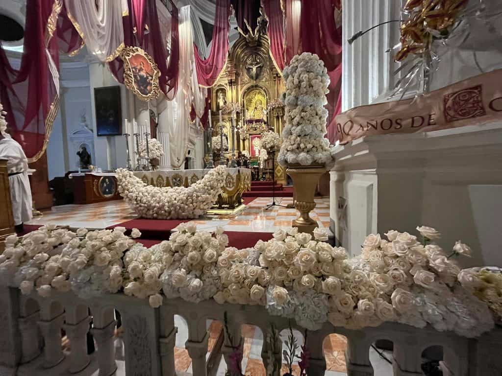 La iglesia se viste de gala para la celebración del mes del rosario. – SoyMigrante.com REVISTA