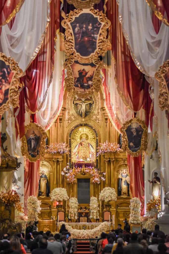 La celebración del mes del Rosario inicia con una misa y procesión. – SoyMigrante.com REVISTA