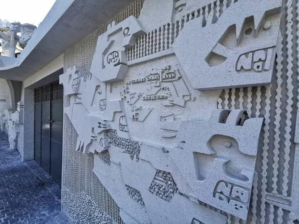 Efraín Recinos elaboró varios murales: en la Biblioteca Nacional, en el Aeropuerto La Aurora, en el Centro Cívico. Cada uno es acorde al lugar donde está y sencillamente único. (Foto Mario Recinos Lima)