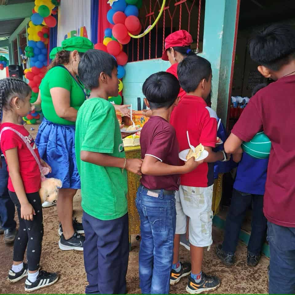 Festejo del Día del Niño 2024, con apoyo de las ventas de comida de Esly García y familia, así como guatemaltecos solidarios en Connecticut. Para este 2025 ya se efectuó otra jornada de platillos chapines y los fondos se destinarán a otro festejo en una escuela de dicho municipio, donde nació Esly. – SoyMigrante.com REVISTA