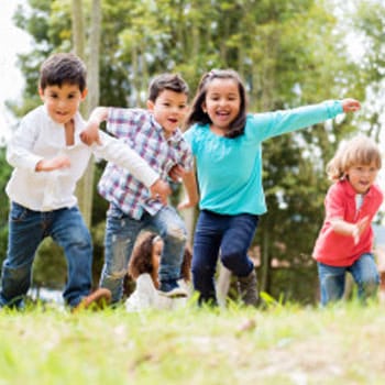 De los juegos más importantes era la tenta, que permitía que los niños corrieran. (Foto: Envato) – SoyMigrante.com REVISTA