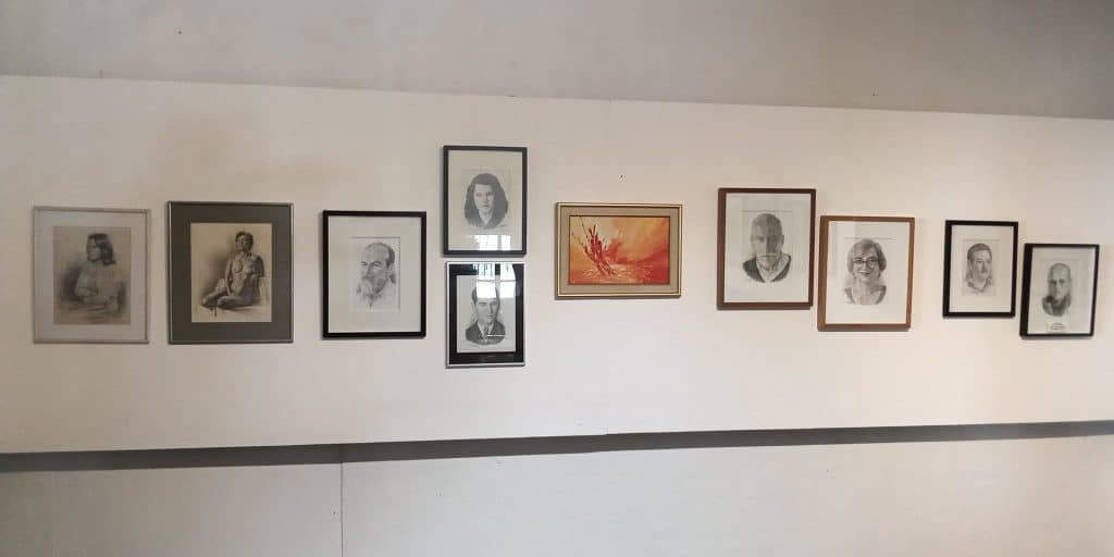 La desafiante disciplina del retrato a lápiz es una de las especialidades del maestro Ernesto Boesche. Exposición en la Universidad de San Carlos en 2024. – SoyMigrante.com REVISTA