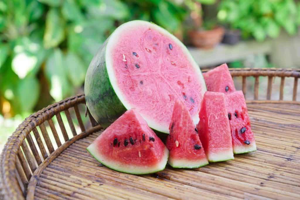 La sandía se debe consumir con moderación para las personas con problemas de azúcar. (Foto: Envato) – SoyMigrante.com REVISTA