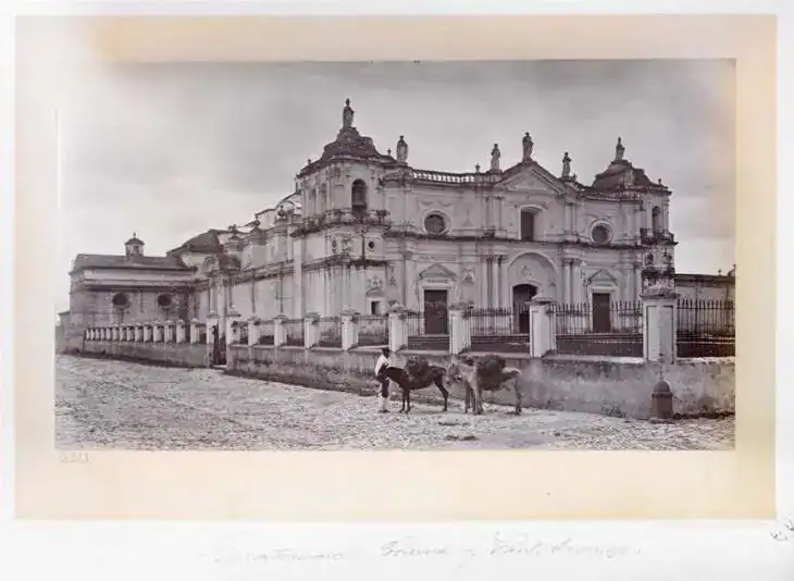 Catedral histórica en una imagen antigua, reflejando patrimonio cultural y arquitectónico en el contexto de la migración y las raíces mexicanas. – SoyMigrante.com REVISTA