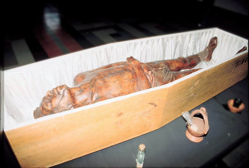 La serie Homenaje a Simón de Roberto Cabrera Padilla evocaba a múltiples víctimas de la violencia del conflicto armado interno, que eran encontradas sin ropa, atados y sin identificar. Un desafiante montaje que aún sigue reflejando los horrores de la intolerancia.