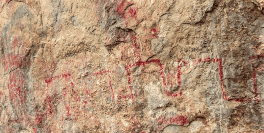 Esta es la figura sinuosa de una serpiente en el peñasco Los Migueles, que fundamenta la danza de Jor Chan o Hor Chan: Cabeza de Serpiente en Jocotán, Chiquimula. – SoyMigrante.com REVISTA