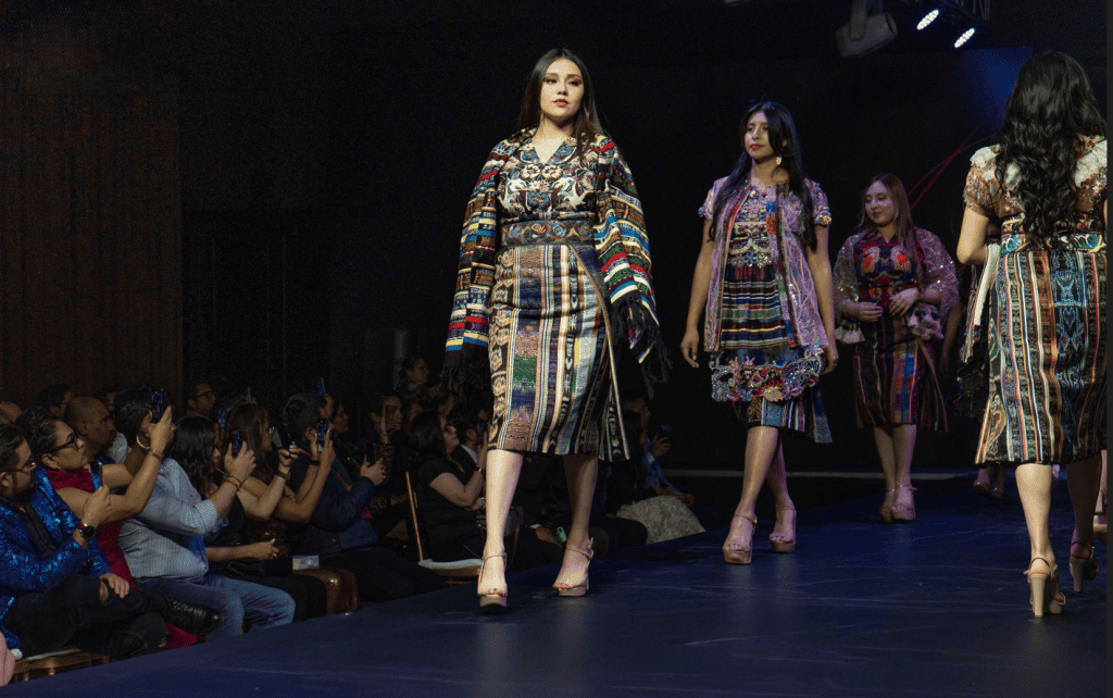 En agosto de 2025, Textiles D'La Rossa presentó su desfile en el salón principal de Ciudad Cayalá, en la ciudad capital de Guatemala. Ahora va a uno de los mayores escenarios de la moda mundial: New York Fashion Week 2025. (Fotos cortesía D'La Rossa)