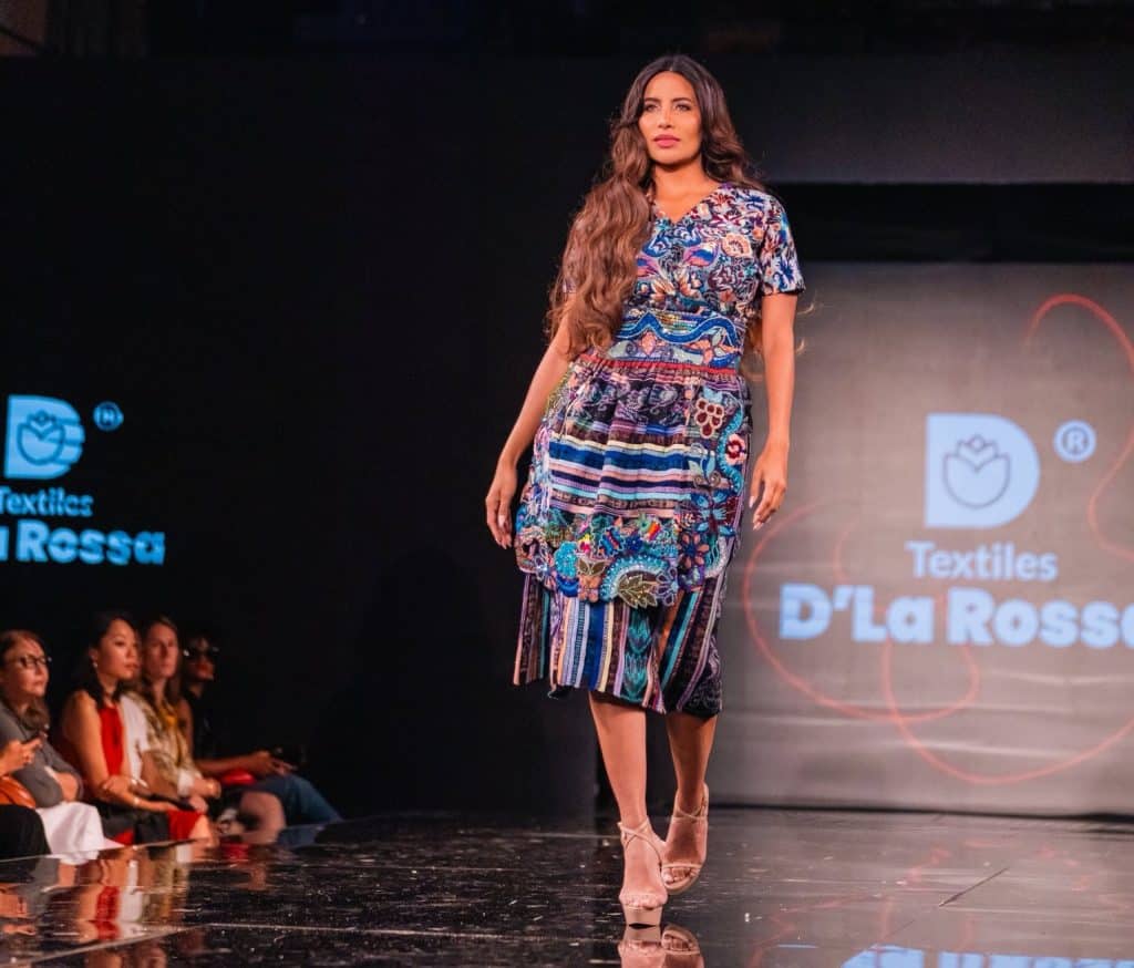 El desfile de textiles D'La Rossa en Nueva York fue un éxito. Si deseas verlo haz clic en la imagen. La colección guatemalteca se presenta a partir del minuto 35 con 45 segundos. – SoyMigrante.com REVISTA