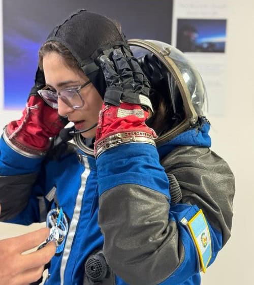 La estudiante guatemalteca Valeria Sierra, becada en la NASA, tuvo cursos de ciencia aeroespacial, simuladores y también experiencias sin gravedad. "Es lo más cercano a estar en el espacio, aquí en la Tierra", dijo en una entrevista. – SoyMigrante.com REVISTA