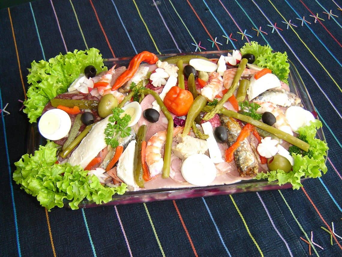 La crónica del día de Difuntos en Guatemala en el siglo 19, de José Milla, confirma ya la existencia de la tradición arraigada de comer fiambre guatemalteco. – SoyMigrante.com REVISTA