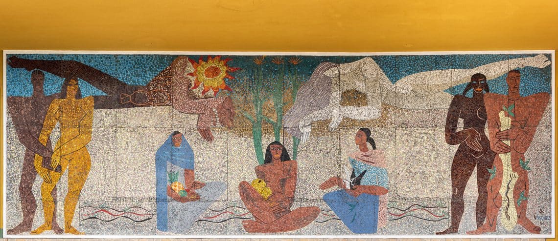 Mural Fuente de Vida, del Instituto de Nutrición de Centro América y Panamá, INCAP, un mosaico hecho por el maestro Dagoberto Vásquez. (Foto de Claudio Vásquez Bianchi, su hijo) – SoyMigrante.com REVISTA