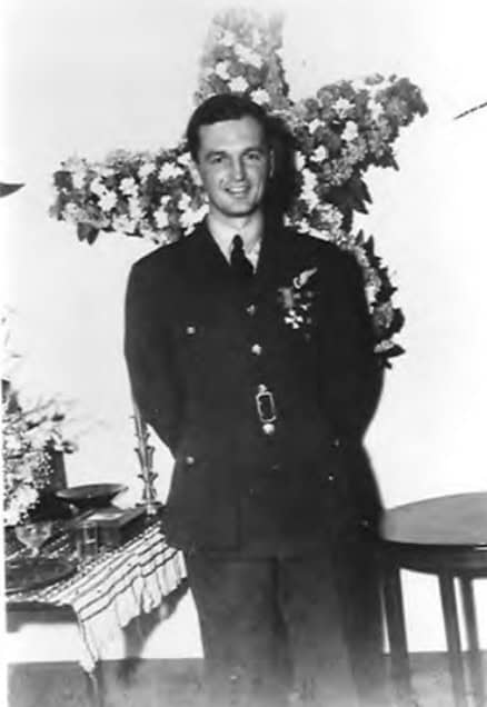 George Dennis Scott Koester era originario de Alta Verapaz y de hecho regresó allí después de la II Guerra Mundial, en donde se dedicó al comercio de café. Una escuela de Senahú, Alta Verapaz, lleva su nombre. Foto de 1943. (Imagen de la investigación del capitán Rey García-Salas) – SoyMigrante.com REVISTA