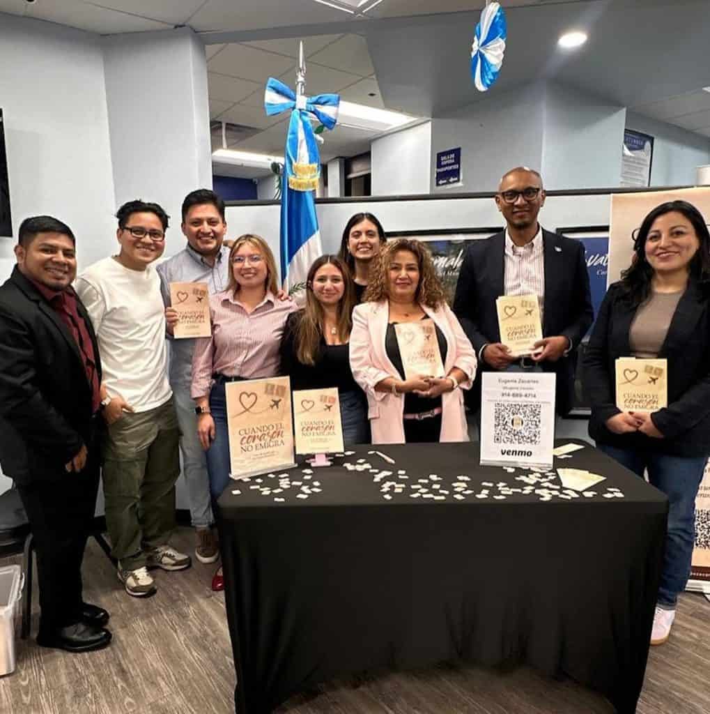Eugenia Zacarias, emprendedora, escritora y migrante guatemalteca durante la presentación de su libro Cuando el corazón no migra, en el Consulado de Guatemala en Nueva York. – SoyMigrante.com REVISTA