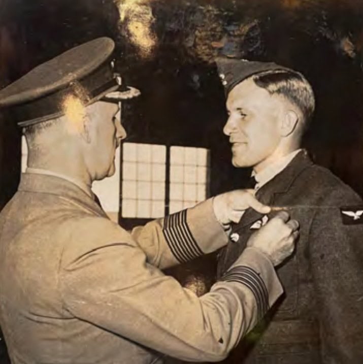 John Gordon Smith, nacido en Guatemala, de padres ingleses, fue condecorado por sus exitosas misiones durante la II Guerra Mundial. – SoyMigrante.com REVISTA