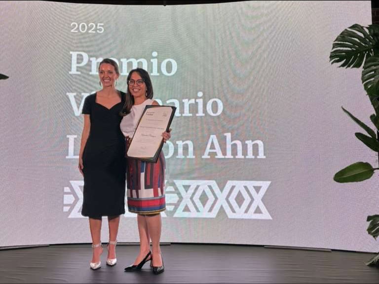 El 22 de noviembre de 2025, la doctora Alejandra Paniagua recibió el premio Visionario de la Fundación Luis von Ahn, por sus aportes a la salud mental en Estados Unidos y Guatemala. – SoyMigrante.com REVISTA