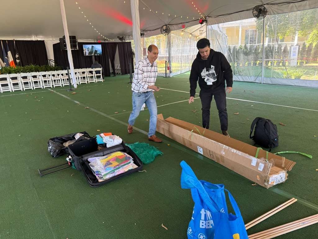 El armazón llegó por separado pero lista y a la medida para el mágico mosaico de papel proveniente de Sumpango. Integrantes de la asociación Migrantes por Guatemala apoyaron en el montaje (Foto cortesía Ana Prince) – SoyMigrante.com REVISTA El armazón llegó por separado pero lista y a la medida para el mágico mosaico de papel proveniente de Sumpango. Integrantes de la asociación Migrantes por Guatemala apoyaron en el montaje (Foto cortesía Ana Prince) – SoyMigrante.com REVISTA