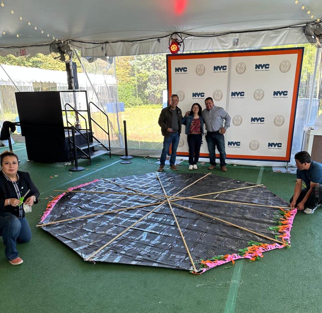 Brenda Castellanos, cofundadora del restaurante guatemalteco Ix, coloca los flecos del barrilete. (Foto cortesía Ana Prince) – SoyMigrante.com REVISTA Casi listo el barrilete gigante de Sumpango para mostrar su mosaico de tradición (Foto cortesía Ana Prince) – SoyMigrante.com REVISTA