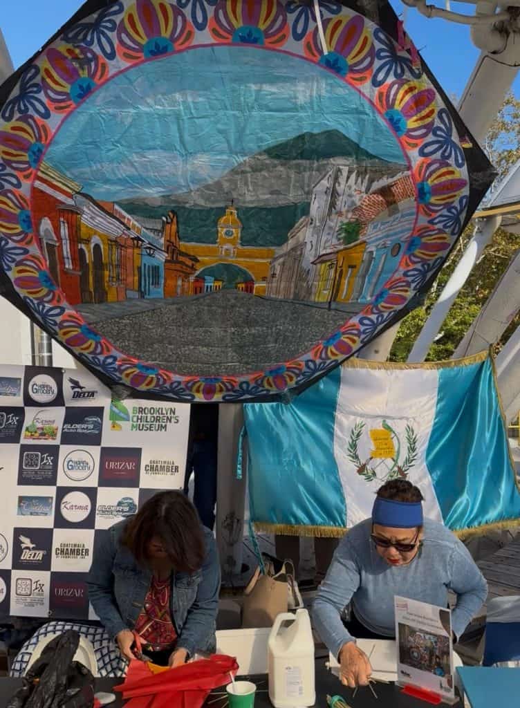 El arco de Santa Catalina es el punto de atracción visual en uno de los barriletes presentados en el Museo de Los Niños de NY y la casa del alcalde (Foto Ana Prince) – SoyMigrante.com REVISTA El arco de Santa Catalina es el punto de atracción visual en uno de los barriletes presentados en el Museo de Los Niños de NY y la casa del alcalde (Foto Ana Prince) – SoyMigrante.com REVISTA