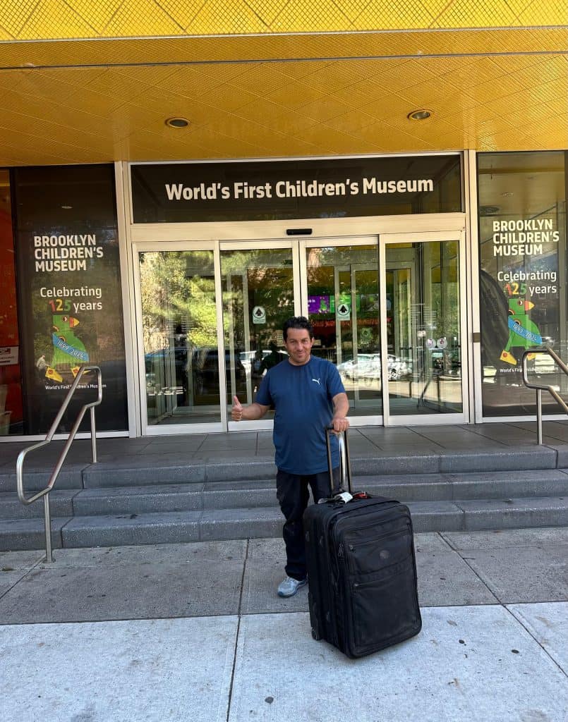 Después de un largo viaje desde Guatemala llegaron los barriletes gigantes, cuidadosamente plegados en una maleta. Su magia estaba por desdoblarse. (Fotos cortesía Ana Prince) – SoyMigrante.com REVISTA Después de un largo viaje desde Guatemala llegaron los barriletes gigantes, cuidadosamente plegados en una maleta. Su magia estaba por desdoblarse. (Fotos cortesía Ana Prince) – SoyMigrante.com REVISTA