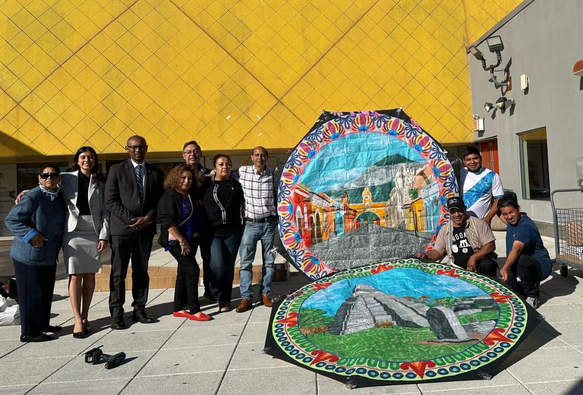 Estos dos barriletes fueron elaborados por el grupo Palot Espanta Espíritus, de Sumpango Sacatepéquez, que ya se apresta para la celebración tradicional del 1 y 2 de noviembre en Guatemala. – SoyMigrante.com REVISTA Estos dos barriletes fueron elaborados por el grupo Palot Espanta Espíritus, de Sumpango Sacatepéquez, que ya se apresta para la celebración tradicional del 1 y 2 de noviembre en Guatemala. – SoyMigrante.com REVISTA