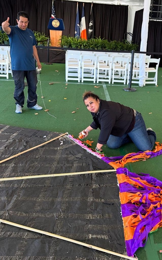 Brenda Castellanos, cofundadora del restaurante guatemalteco Ix, coloca los flecos del barrilete. (Foto cortesía Ana Prince) – SoyMigrante.com REVISTA Brenda Castellanos, cofundadora del restaurante guatemalteco Ix, coloca los flecos del barrilete. (Foto cortesía Ana Prince) – SoyMigrante.com REVISTA