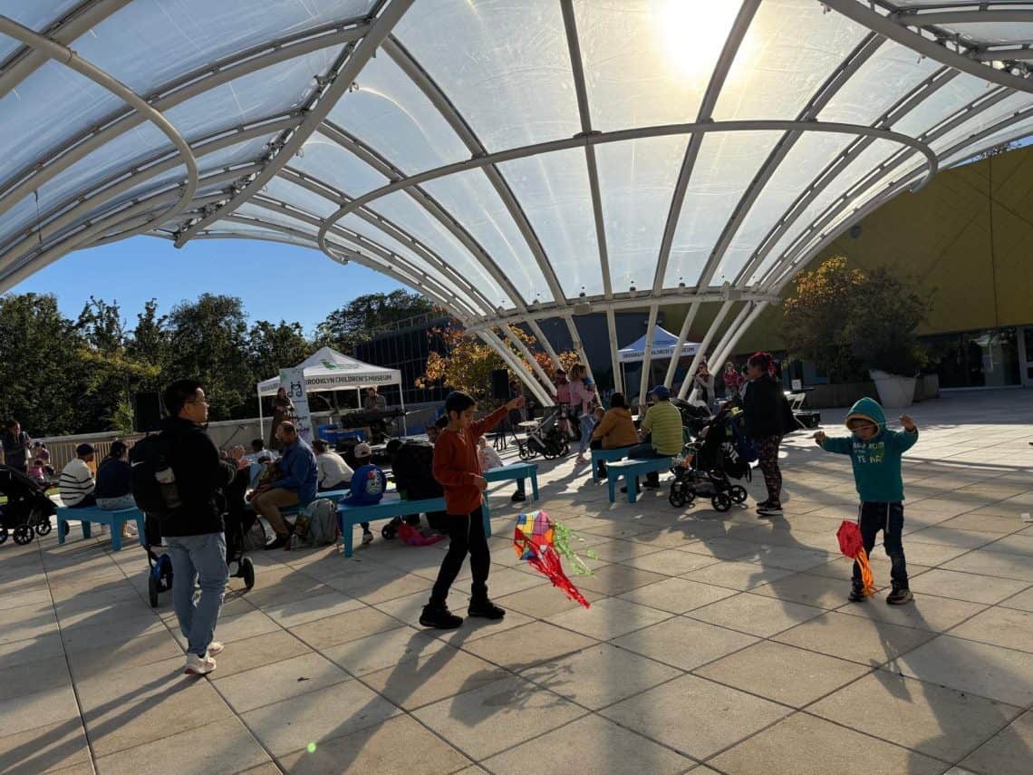 Niños de varias nacionalidades disfrutaron con pequeños barriletes y se sorprendieron al admirar el barrilete gigante de Sumpango. (Fotografía Ana Prince) – SoyMigrante.com REVISTA Niños de varias nacionalidades disfrutaron con pequeños barriletes y se sorprendieron al admirar el barrilete gigante de Sumpango. (Fotografía Ana Prince) – SoyMigrante.com REVISTA