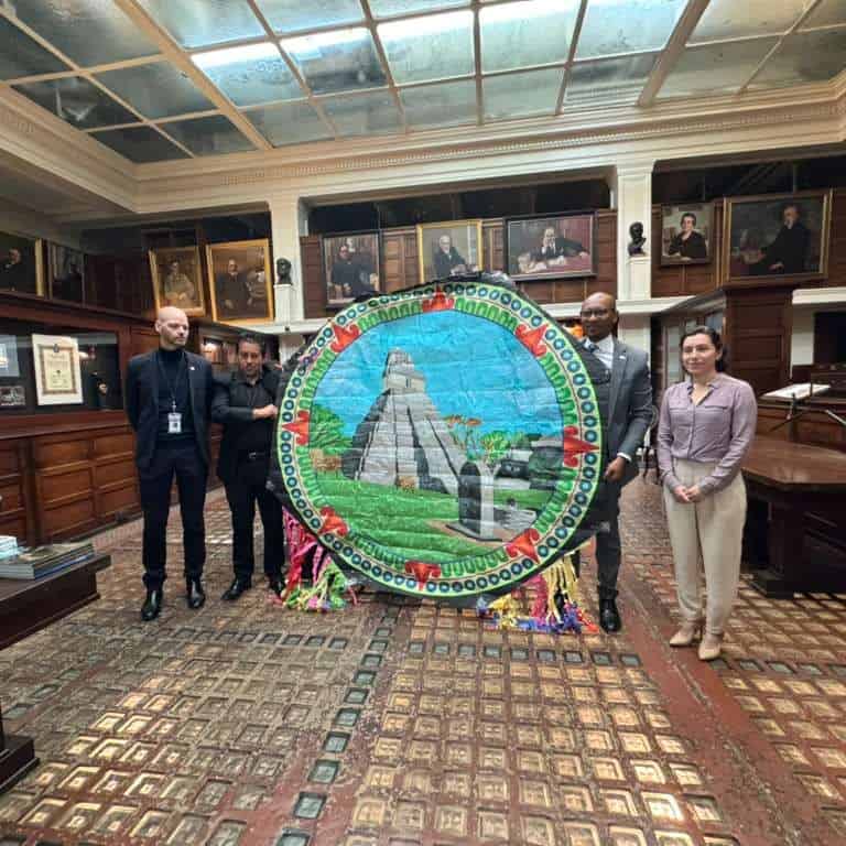 Esta presentación de barriletes gigantes de Sumpango, Sacatepéquez fue posible gracias al apoyo de la Asociación Migrantes por Guatemala, Cámara de Comercio Guatemala NY, el Consulado de Guatemala y restaurante Ix (Foto Ana Prince) – SoyMigrante.com REVISTA Esta presentación de barriletes gigantes de Sumpango, Sacatepéquez fue posible gracias al apoyo de la Asociación Migrantes por Guatemala, Cámara de Comercio Guatemala NY, el Consulado de Guatemala y restaurante Ix (Foto Ana Prince) – SoyMigrante.com REVISTA