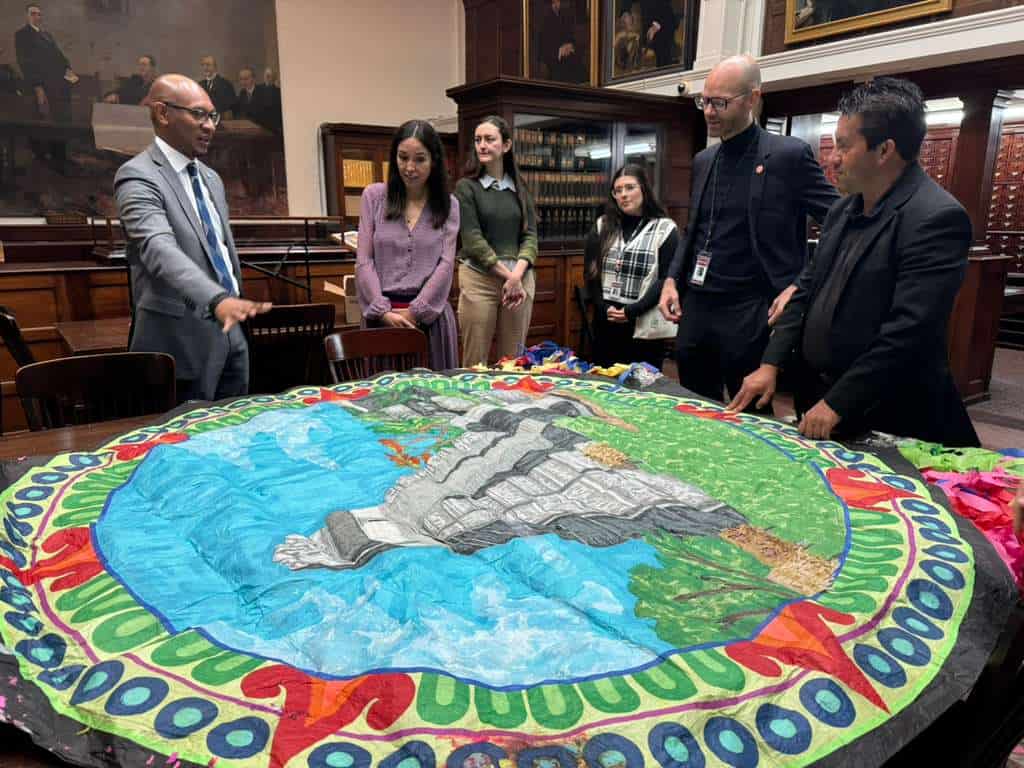 Poco antes de ser desplegado en la residencia del alcalde, el barrilete fue admirado con detenimiento sobre una mesa enorme. Las exclamaciones fueron constantes sobre su nivel de detalle, tamaño y colorido. (Foto Ana Prince) – SoyMigrante.com REVISTA Poco antes de ser desplegado en la residencia del alcalde, el barrilete fue admirado con detenimiento sobre una mesa enorme. Las exclamaciones fueron constantes sobre su nivel de detalle, tamaño y colorido. (Foto Ana Prince) – SoyMigrante.com REVISTA