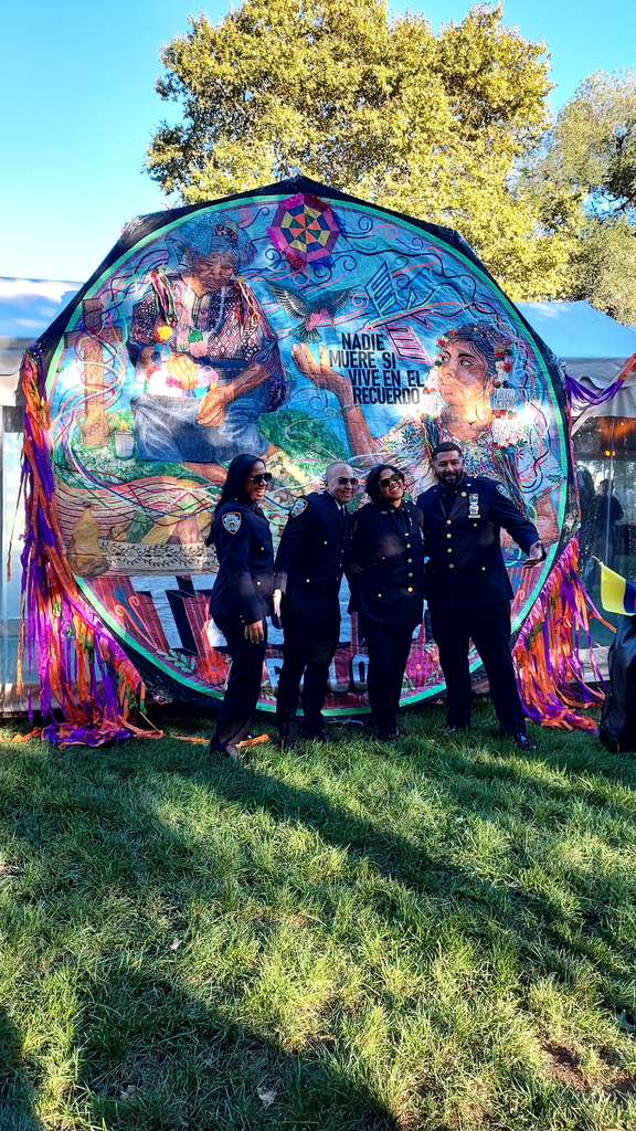 El otro barrilete, que luce el nombre prehispánico de Sumpango: Tzumpam, fue desplegado en el jardín de la residencia del alcalde de NY. Todos querían tomarse la respectiva fotografía con esta maravilla de tradición (Foto Ana Prince) – SoyMigrante.com REVISTA El otro barrilete, que luce el nombre prehispánico de Sumpango: Tzumpam, fue desplegado en el jardín de la residencia del alcalde de NY. Todos querían tomarse la respectiva fotografía con esta maravilla de tradición (Foto Ana Prince) – SoyMigrante.com REVISTA