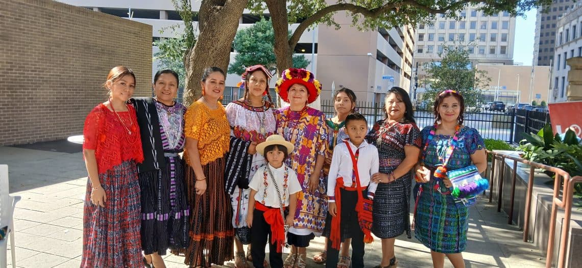 Con las notas de El Rey Quiché y el Ferrocarril de los Altos, el grupo Chapines de Corazón se presentó en la Biblioteca de la ciudad de Houston. – SoyMigrante.com REVISTA