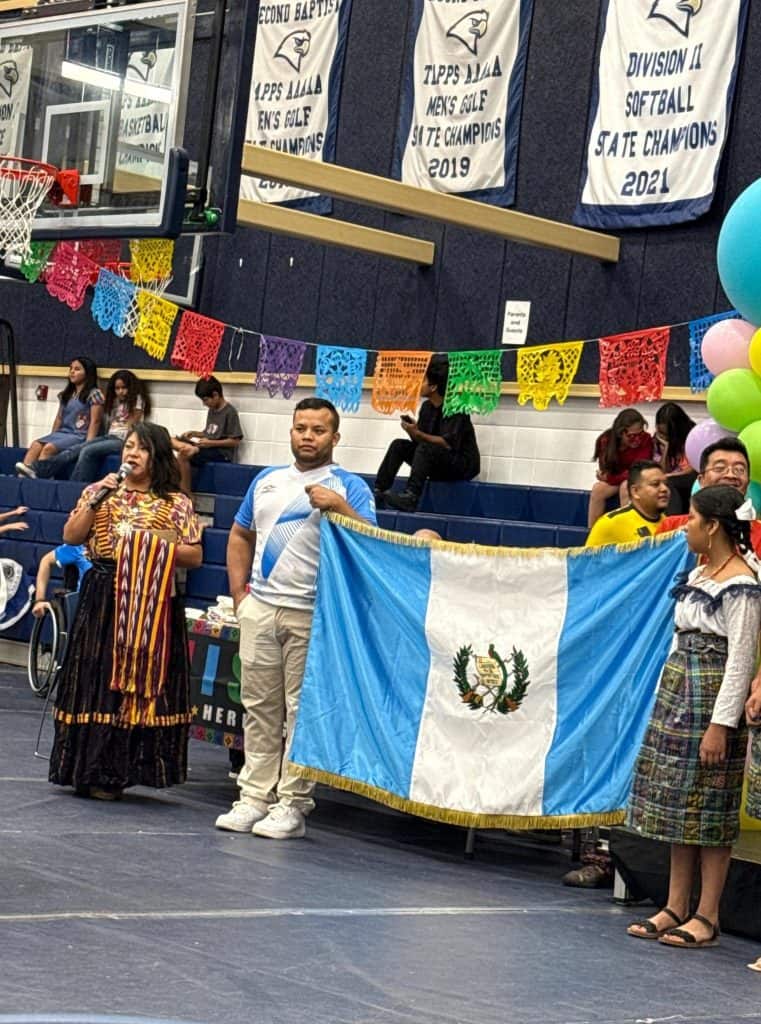 Susana Oxlaj, fundadora de Chapines de Corazón, expone acerca de la milenaria multiculturalidad guatemalteca, poco antes de interpretar una danza con indumentarias tradicionales mayas. – SoyMigrante.com REVISTA