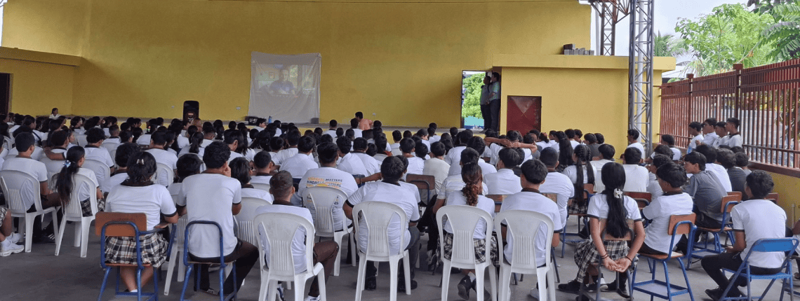 Conferencia de Ovidilio "Ovi" Vasquez desde Estados Unidos a estudiantes del Instituto Diversificado de la aldea El Chontel, La Gomera, Escuintla, efectuada en julio de 2025. Ovi sigue aportando sus conocimientos a su comunidad. (Facebook Instituto Diversificado El Chontel) – SoyMigrante.com REVISTA