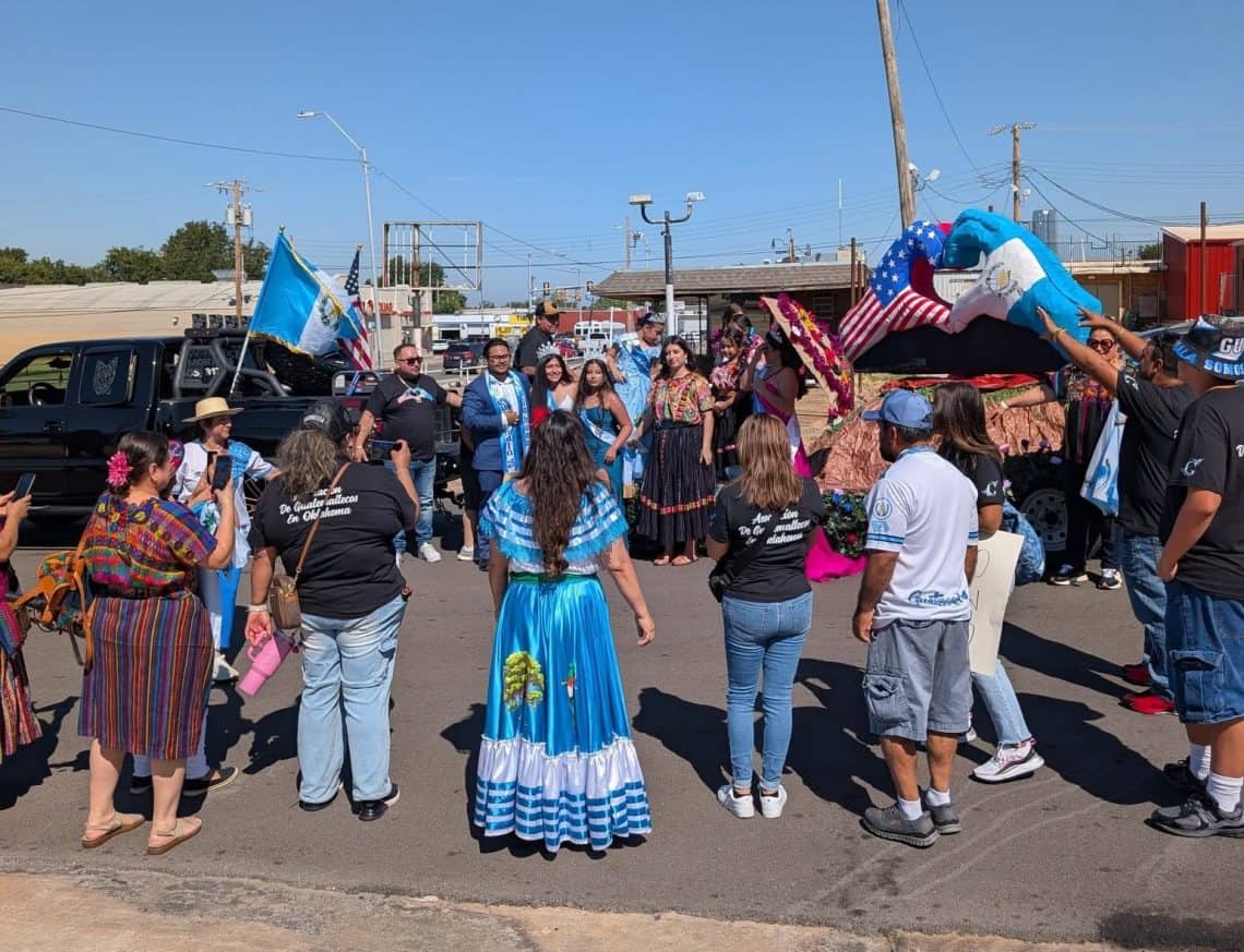 La comunidad guatemalteca ha participado en el desfile Fiestas de las Américas desde sus inicios hace 20 años, fortaleciendo así la unidad entre las comunidades hispanas en Oklahoma. (Foto Guatemaltecos en Oklahoma) – SoyMigrante.com REVISTA