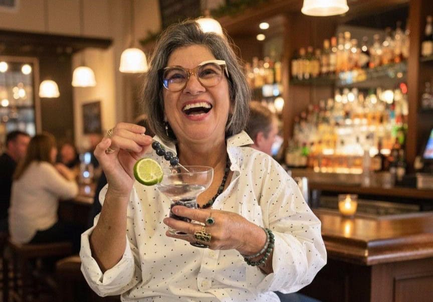 La chispeante sonrisa de Dunia Miranda-Mauri es solo un reflejo de su personalidad afable, entusiasta y siempre en busca de nuevas formas de transmitir el sabor de la multiculturalidad guatemalteca, sobre todo a través de su canal QueenBeeFoodie. (Foto cortesía Dunia Miranda-Mauri) – SoyMigrante.com REVISTA