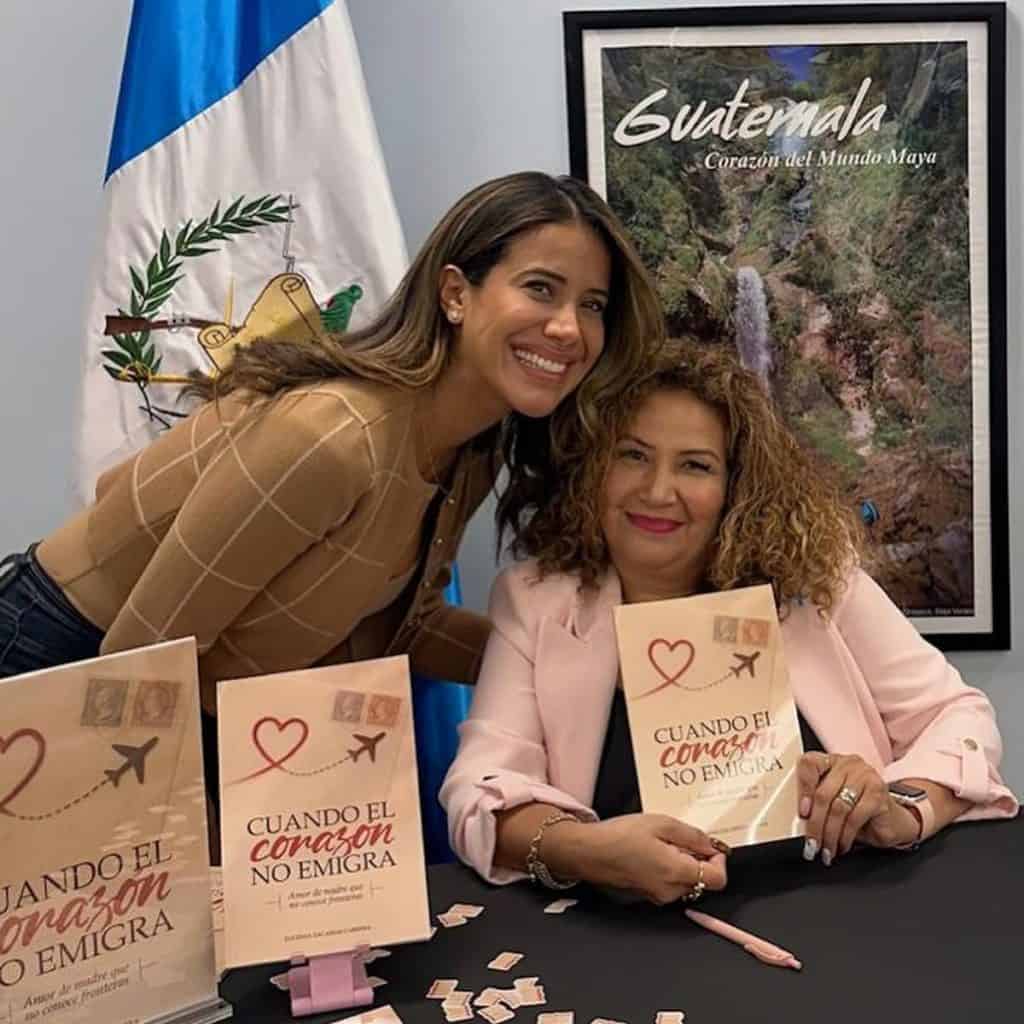 El lanzamiento de Cuando el Corazón no migra estuvo concurrido de connacionales en el Consulado de Guatemala en Nueva York. Aquí la autora, junto a la abogada migratoria Ana Urízar. – SoyMigrante.com REVISTA