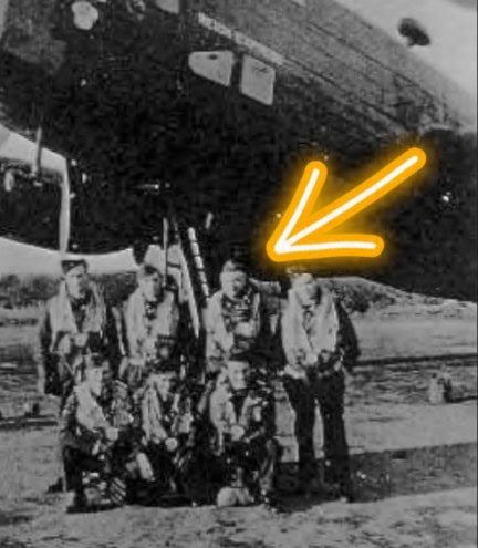 Mario René Fernández de León aparece junto a otros pilotos de la Fuerza Aérea Canadiense, aproximadamente en el año 1942. (Foto investigación Rey García-Salas, capitán del ejército canadiense de origen guatemalteco) – SoyMigrante.com REVISTA
