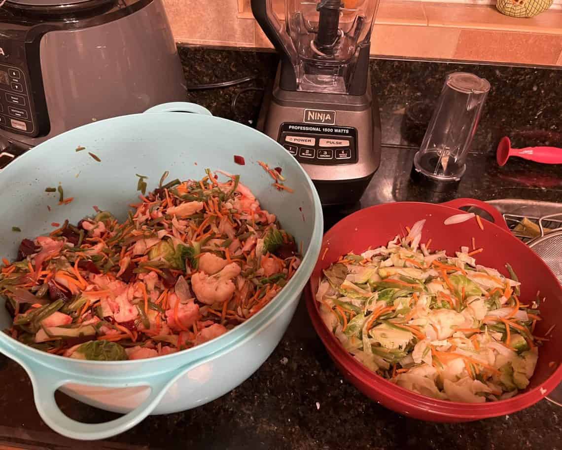 Porciones y bandejas de fiambre preparadas por Jacke de León en Chicago en 2024. Lo prepara rojo o blanco, con entrega a domicilio.