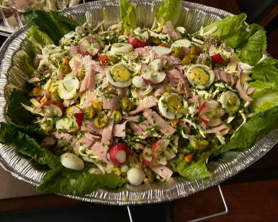 Porciones y bandejas de fiambre preparadas por Jacke de León en Chicago en 2024. Lo prepara rojo o blanco, con entrega a domicilio.