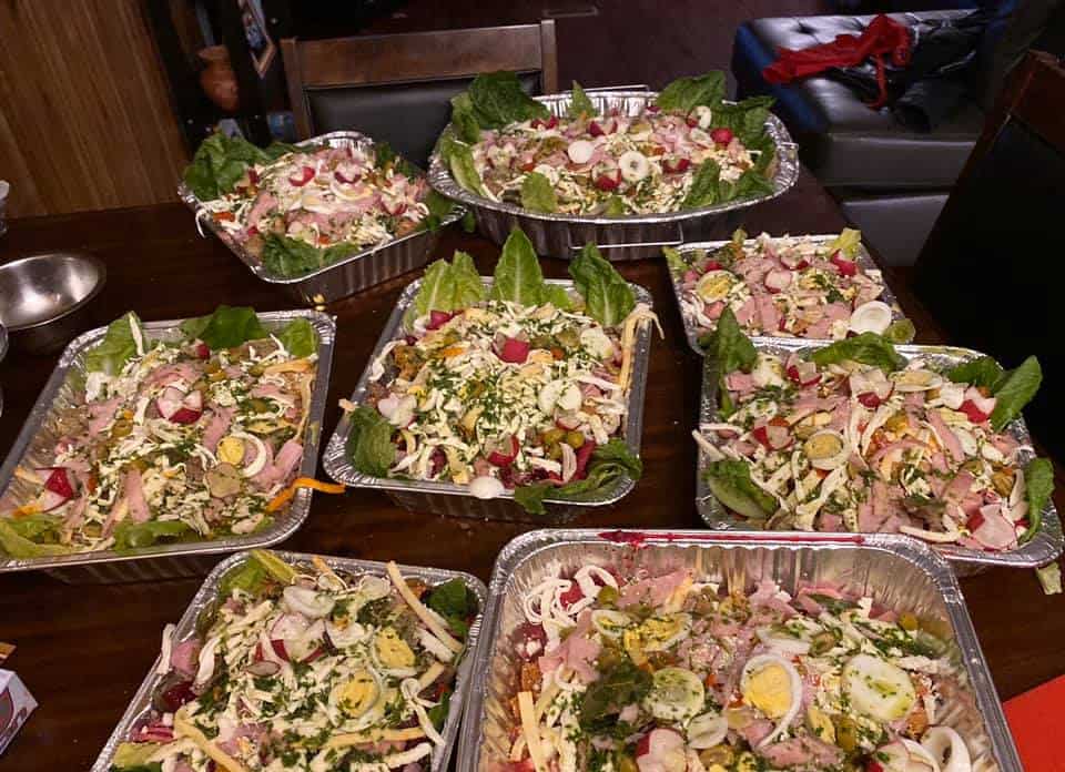 Porciones y bandejas de fiambre preparadas por Jacke de León en Chicago en 2024. Lo prepara rojo o blanco, con entrega a domicilio.