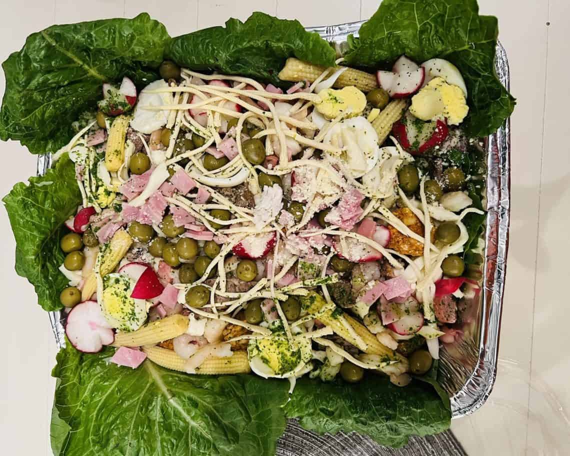 Porciones y bandejas de fiambre preparadas por Jacke de León en Chicago en 2024. Lo prepara rojo o blanco, con entrega a domicilio.