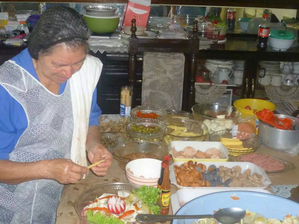 Ella ees Doña Conchita, quien le enseñó a mi mamá y a mí a preparar un fiambre con todos los ingredientes, pero sobre todo con el cariño del alma, comparte Martha Francisca, quien ahora prepara y vende este tradicional platillo guatemalteco de noviembre en New Jersey. – SoyMigrante.com REVISTA