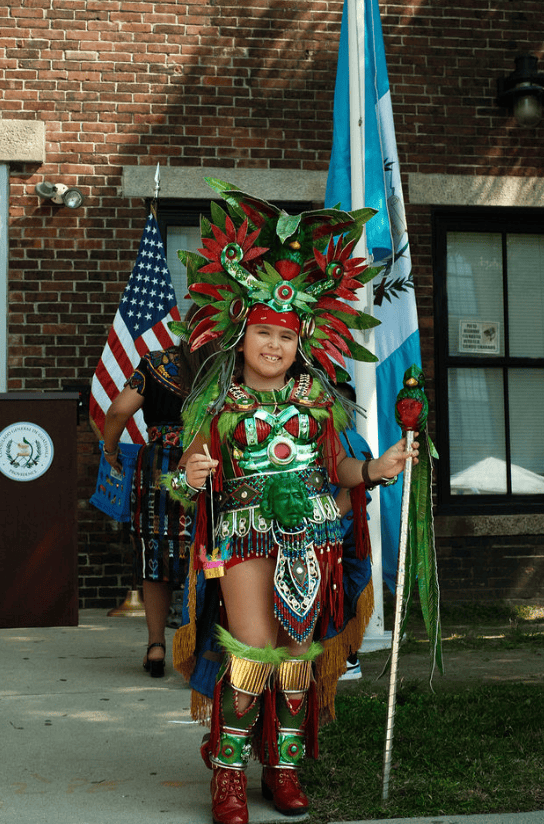 La empatía con los guatemaltecos radicados en Rhode Island contribuye a la autenticidad de las fotografías de Jenni Ugarte. Festejo de septiembre 2025 en el Consulado de Guatemala. Foto Jenni Ugarte. – SoyMigrante.com REVISTA