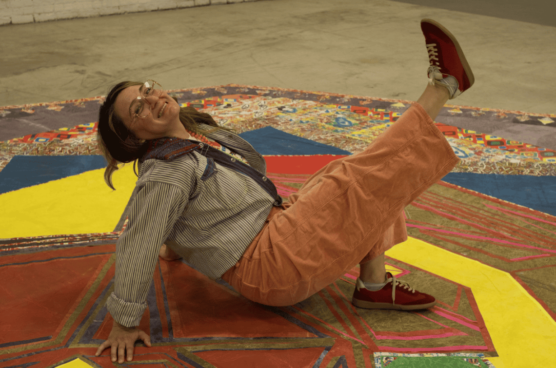 La artista guatemalteca Magda León dirigió el taller de barriletes y buena parte de los grabados hechos por los participantes se convirtieron en un barrilete gigante.