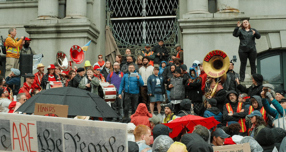 Manifestación popular No Kings, efectuada en junio en contra de diversos abusos contra las libertades ciudadanas. (Fotografía Jenni Ugarte) – SoyMigrante.com REVISTA