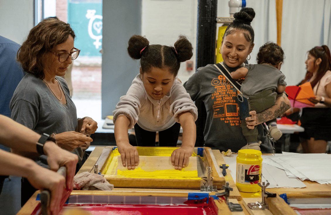 Taller de barriletes impartido en el Centro Guatemalteco de New England, por la artista guatemalteca migrante Magda León. Acudieron participantes de varias nacionalidades, unidas bajo la identidad hispana. (Foto Jenni Ugarte)