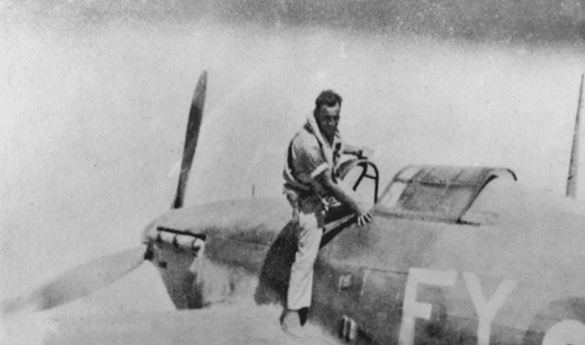 Robert Theodore Hempstead al momento de abordar su avión de combate en 1942. Falleció durante un choque aéreo en Egipto. (Imagen de la investigación del capitán Rey García Salas) – SoyMigrante.com REVISTA
