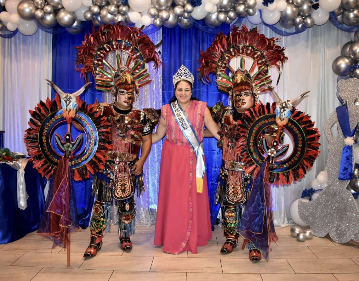 Jacke de León nació en Estados Unidos pero es y se siente profundamente guatemalteca. Aquí durante la actividad de coronación como Madre del Año 2025, junto a integrantes del convite chapín. – SoyMigrante.com REVISTA