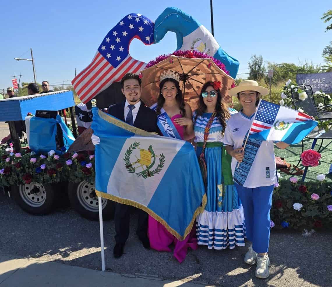 Dos manos solidarias eran un llamativo detalle de la carroza guatemalteca durante el desfile Fiestas de las Américad por el Mes de la Herencia Hispana. En foto: Brian de León Mister Guatemala 2022-23, Karla Salazar, Señora Guatemala 2025, Nelly Ruiz, Señora Guatemala 2022-23, y Hilda de León Xavier (Foto Guatemaltecos en Oklahoma) – SoyMigrante.com REVISTA