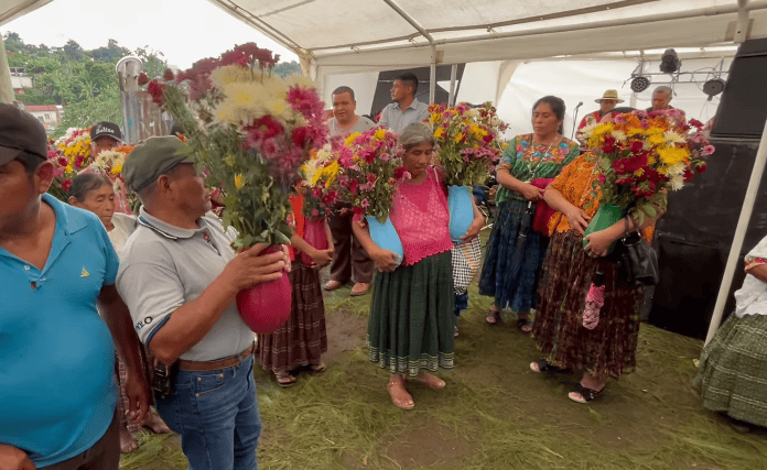 La devoción, la unión comunitaria, las ofrendas florales, la música y el baile forman parte del Paabank Q'eqchi' que a su vez fue la inspiración de la danza El Paabank del Ballet Moderno y Folklórico de Guatemala, fundadod en 1964. – SoyMigrante.com REVISTA